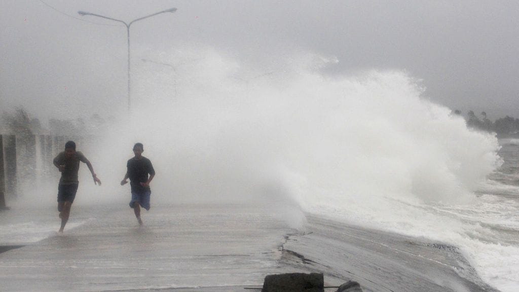 Hagupit-taifuuni nostatti suuria aaltoja Legazpin rannikkokylässä.