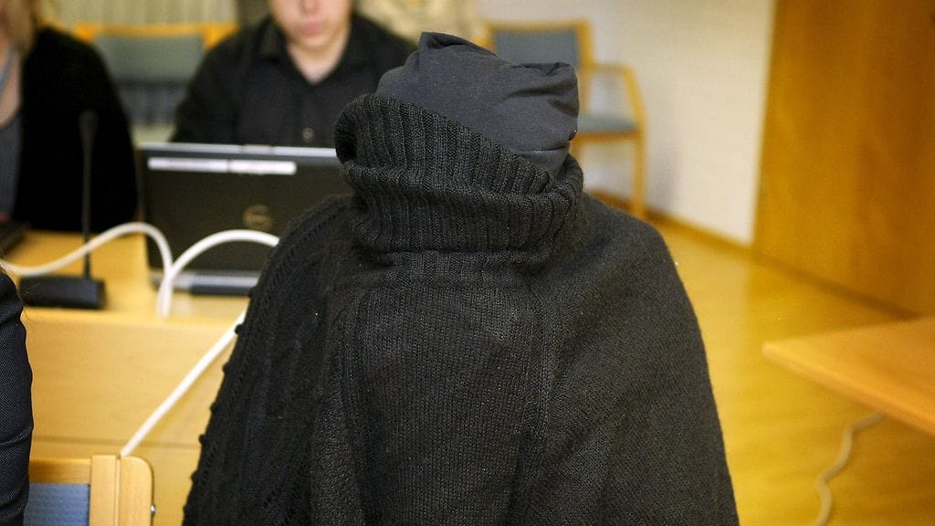 Oulun vauvasurmista syytetty äiti Oulun käräjäoikeudessa 8.12.2014.