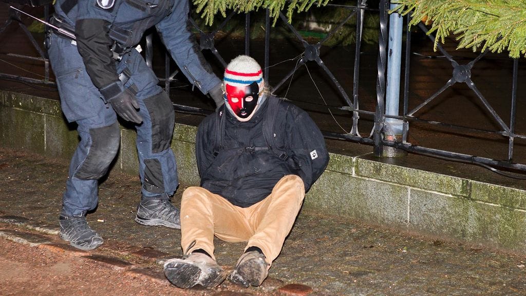 Poliisi otti kiinni mielenosoittajan itsenäisyyspäivänä.