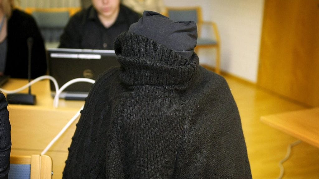 35-vuotiasta oululaisnaista syytetään viidestä murhasta ja viidestä hautarauhan rikkomisesta.