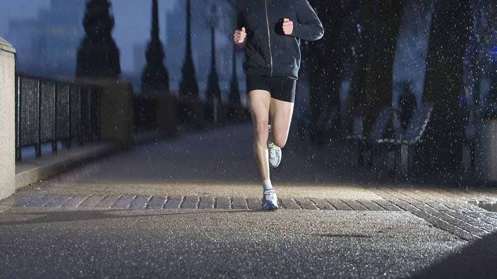 Pimeällä liikkuminen ei välttämättä houkuttele, mutta se auttaa torjumaan kaamosväsymystä.