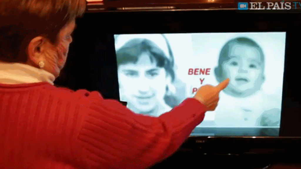 Sanomalehti el País kirjoitti joulukuussa lapsikaupan uhriksi joutuneista äideistä ja tyttäristä, jotka tapasivat toisensa kymmeniä vuosia myöhemmin. Kuvakaappaus el Paísin sivuilta.