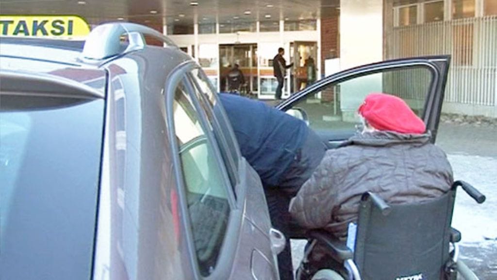 Kelan taksikyydeissä on viime päivinä ollut ongelmia etenkin Lapissa ja Itä-Suomessa. Tämän kuun alusta alkaen kaikki Kelan korvaamat taksimatkat on pitänyt tilata Kelan alueelliselta sopimuskumppanilta.