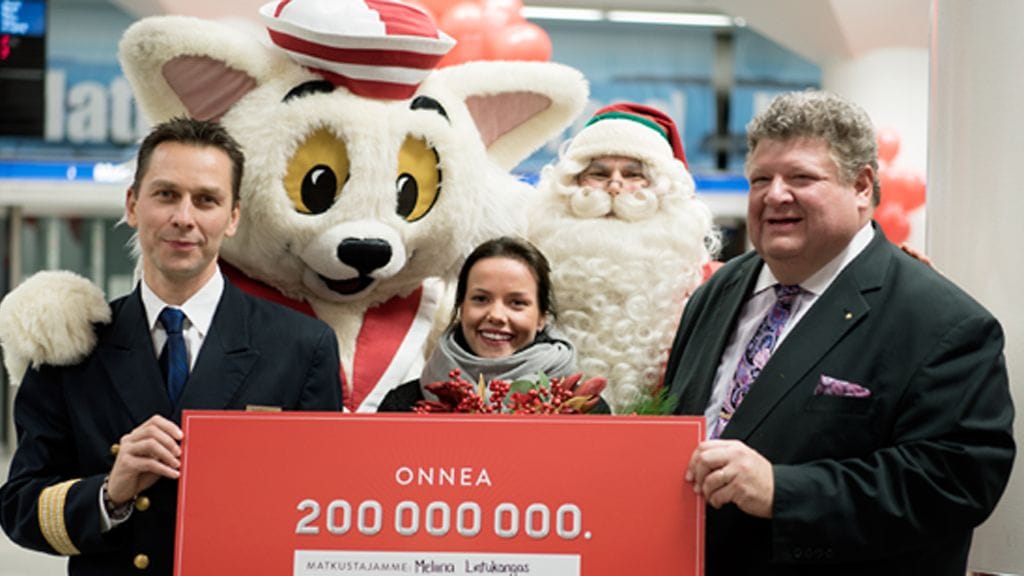 Viking Linen 200:s miljoonas matkustaja Meliina Lintukangas sai onnitteluja M/S Gabriellan intendentiltä Janne Lindholmilta (vas) ja Viking Linen markkinointijohtajalta Kaj Takolanderilta.