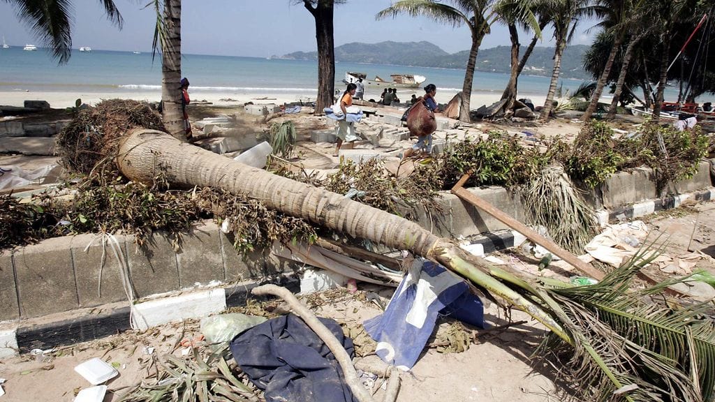 Patong Beach Thaimaassa vuonna 2004 Tapaninpäivänä.