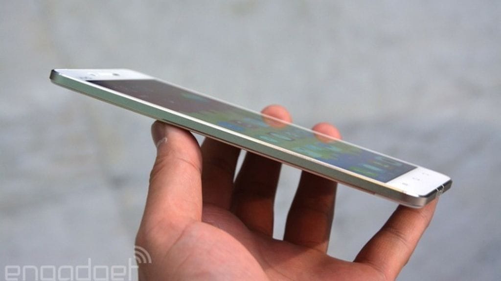 Vivo X5Max -Android-kännykkä on uskomattoman ohut. Tästä ei voida puhelinta enää paljon hoikentaa tai laite menettää jämäkkyytensä. Kuvakaappaus Engadgetin sivuilta.