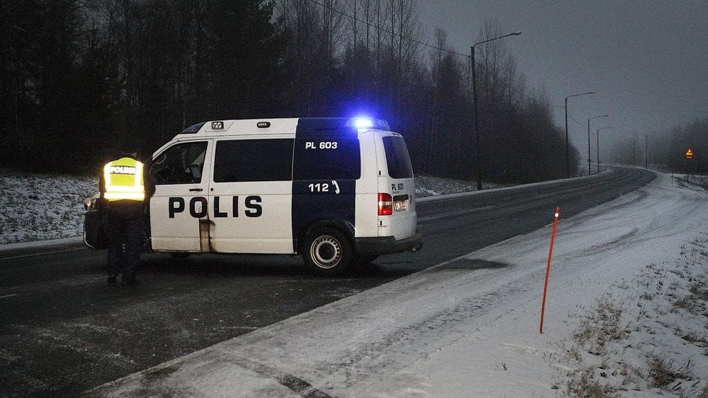 Poliisi voi jopa joutua hätistelemään sivullisia kuvaajia turmapaikalta pois. Kuvituskuva.