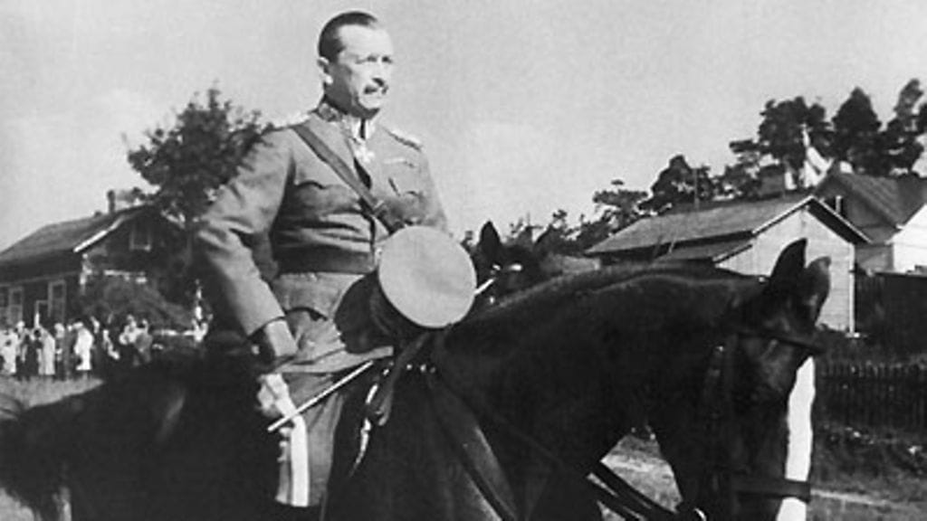 Mannerheim sotaharjoituksissa elokuussa 1939.