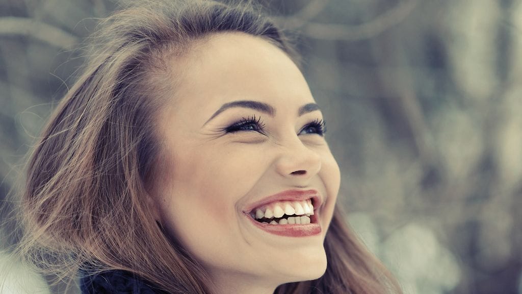 Naisen-kannattaa-hymyillä-paljon