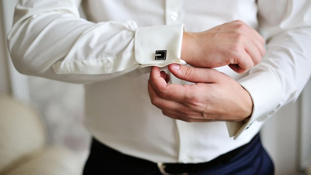 Housuihin laitettu kauluspaita on tyylikäs valinta moneen tilanteeseen.