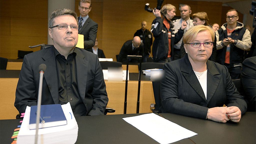 Jari Aarnio ja asianajaja Riitta Leppiniemi oikeudenkäynnin alussa.
