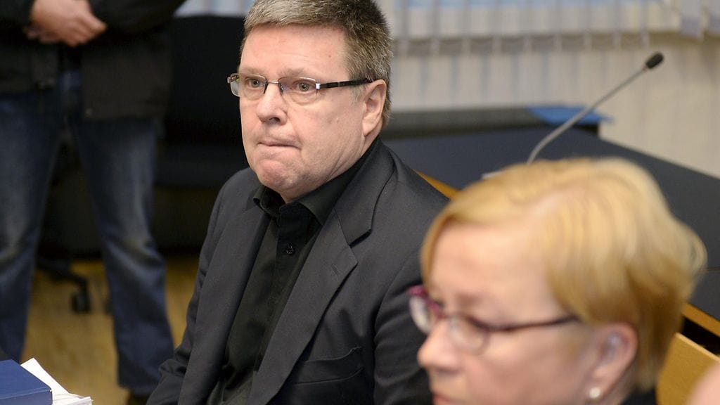 Jari Aarnio puolustusasianajaja Riitta Leppiniemen vieressä Helsingin käräjäoikeudessa.