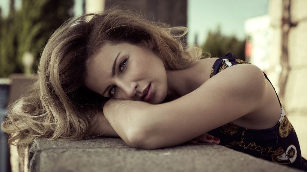 Upeat-hiukset-ja-katse-lumoavat-miehen