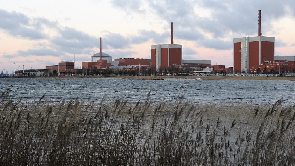 Olkiluodon ydinvoimalaitoksen kolme yksikköä Eurajoella 16. joulukuuta 2014. Rakenteilla oleva OL3-yksikkö näkyy kuvassa vasemmalla.