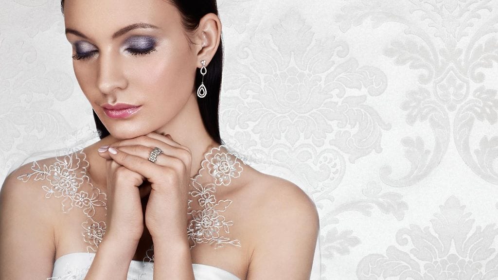 Timantit, kultakorut ja kaksipuoliset korvakorut ovat olleet suosituimpia korulahjoja.