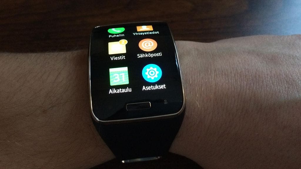 MTV Uutisten testipöydälle saapunut Samsung Gear S -älykello on hyvä esimerkki antureilla täytetystä mobiililaitteesta. Kello sisältää Kiihtyvyysanturin, barometrin, gyrometrin, geomagneettisen anturin, sykemittarianturin, valoanturin ja UV-anturin. Niin ja se toimii myös itsenäisesti puhelimena, jossa on GPS, nettiselain, sähköpostisovellus ja lähes kaikki mitä perinteisessä älypuhelimessakin.
