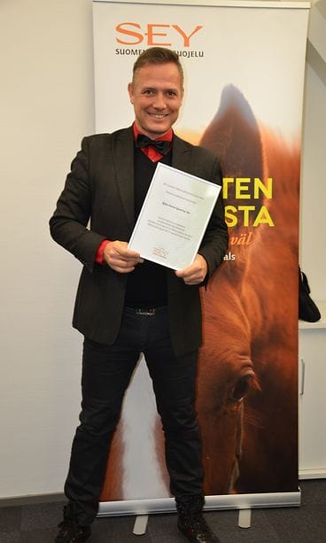 Marko Björs Eläinsuojelugaalan tuoton luovutustilaisuudessa.