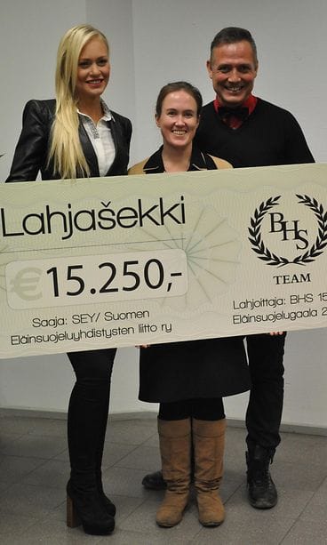 Björs pitää kuvassa saamaansa SEY:n tunnustusdiplomia hyväntekeväisyydestä ja sekin vastaanotti SEY:n toiminnanjohtaja Kati Pulli.