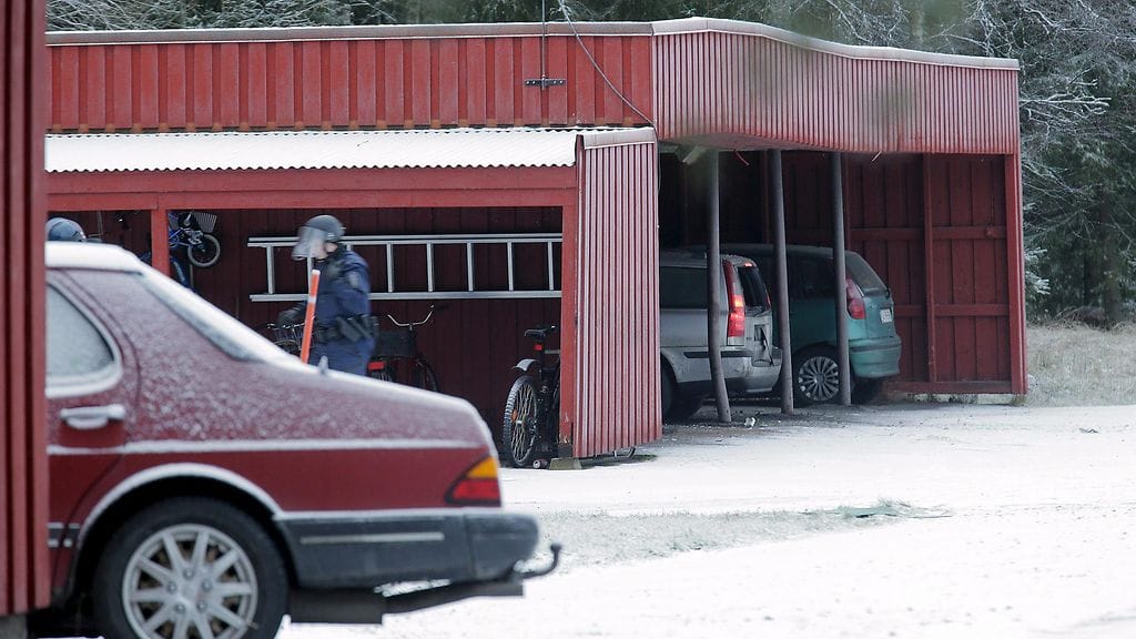 Poliisi tutki räjähdyspaikkaa Korsnäsissa Pohjanmaalla räjähdyksen jälkeen 18. joulukuuta 2014.