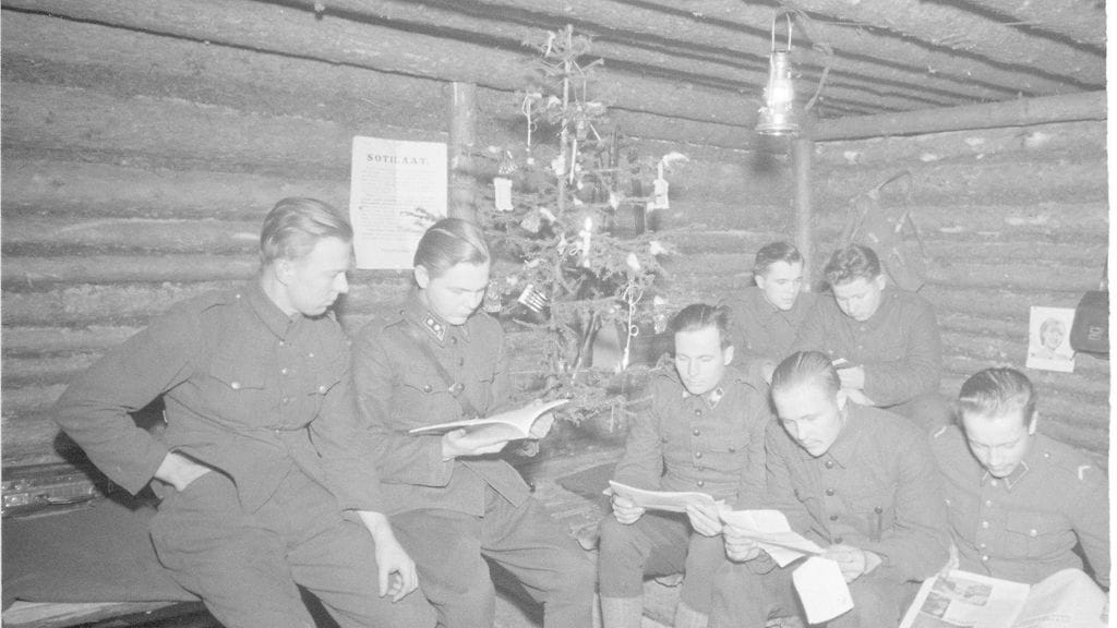 Kuvituskuva, joulu korsussa rintamalla vuonna 1941. Kuvan henkilöt eivät liity juttuun.