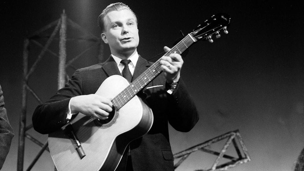 Radiotoimittaja, sanoittaja, muusikko Sauvo "Saukki " Puhtila esiintymässä vuonna 1965.