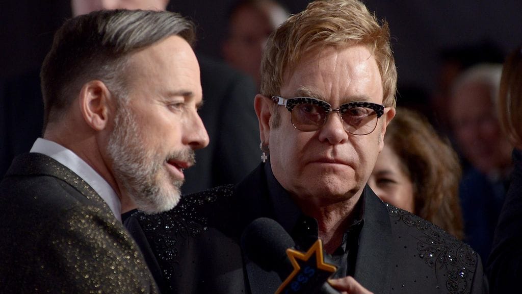 David Furnish (vas.) ja puolisonsa, Elton John.