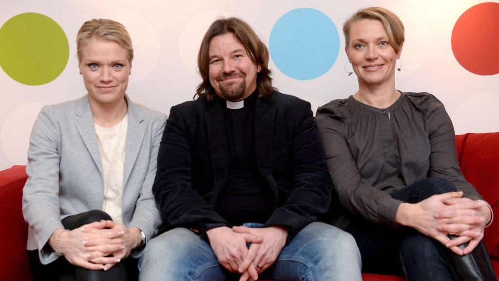 Ensitrffit alttarilla -ohjelman asiantuntijat Maaret Kallio, Kari Kanala ja Mari Hatakka.