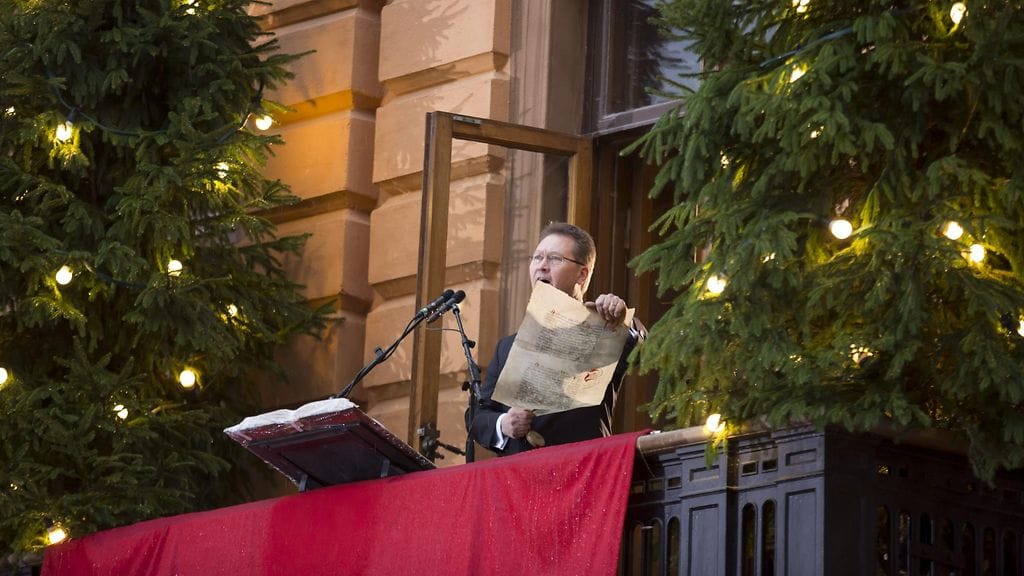 Turun kaupungin protokollapäällikkö Mika Akkanen julisti joulurauhan Turun Suurtorilla jouluaattona 24. joulukuuta 2013.