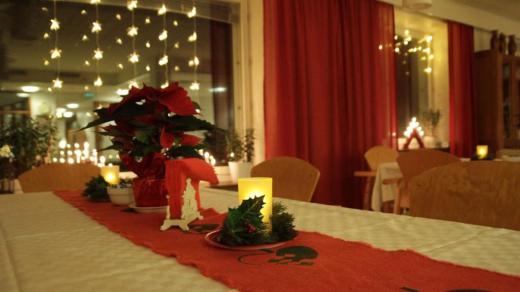 Kustaankartanossa on koristeltu joulu näkyviin.