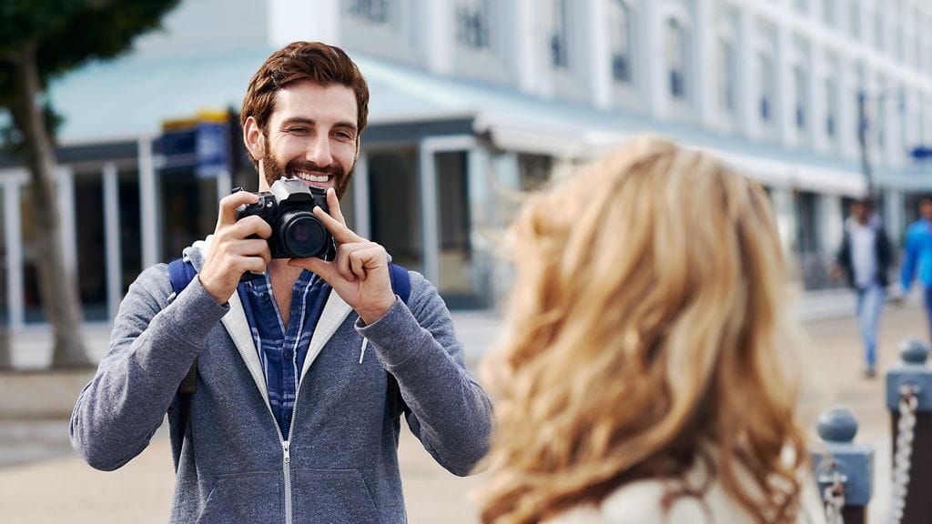 Mies ottaa kuvaa naisesta