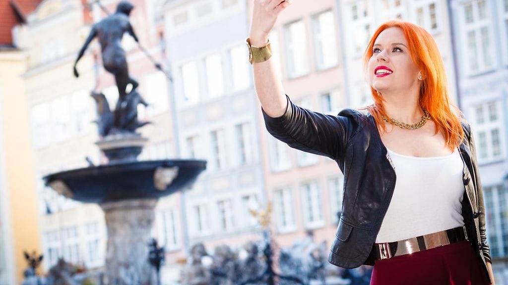 Nainen ottaa selfien 2