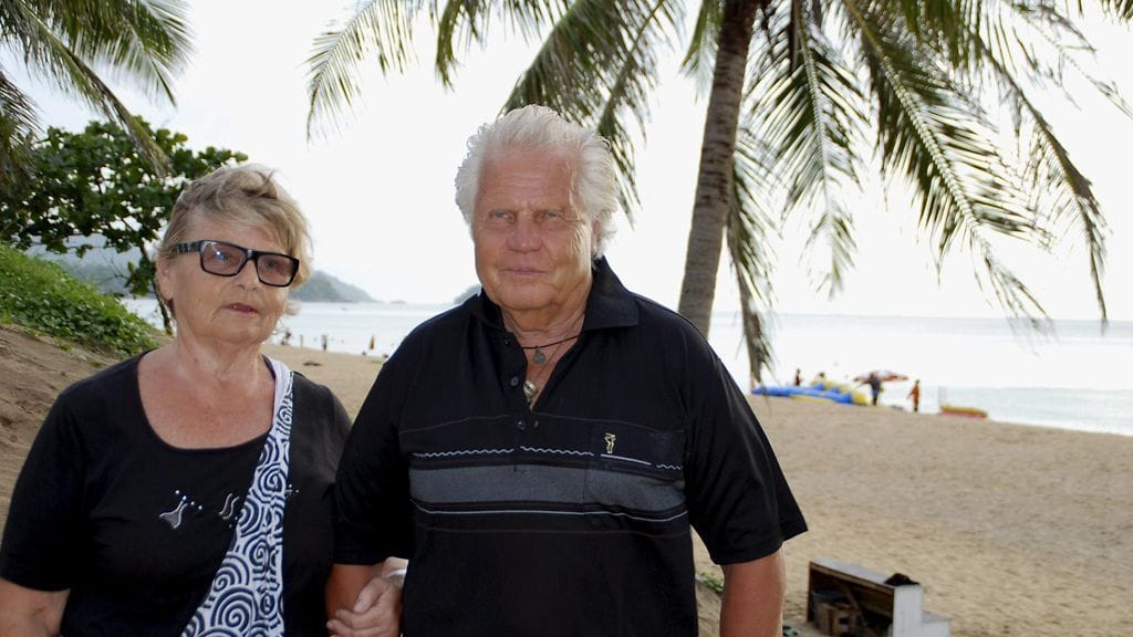 Tamperelaiset Raija Niemelä ja Jarmo Peltonen lähtivät kilpajuoksuun tsunamin kanssa tästä samasta kohdasta Phuketin Karon Beachilla tapaninpäivänä kymmenen vuotta sitten. Rannalle jäi makaamaan vanhempi saksalaismies, jonka kohtaloa pariskunta ei tiennyt.