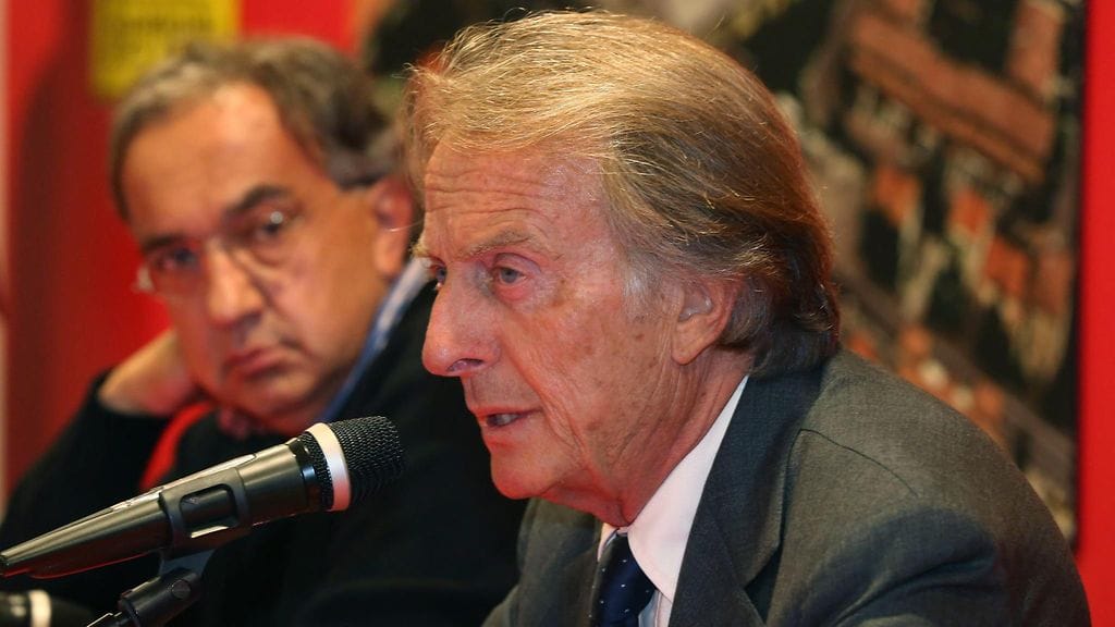 Luca di Montezemolo luovuttamassa puheenjohtajan nuijaa Sergio Marchionnelle vuonna 2014.