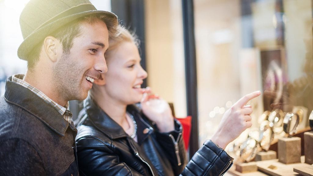 Jos nainen ostaa miehelleen korun, mies todennäköisesti myös pitää sen.