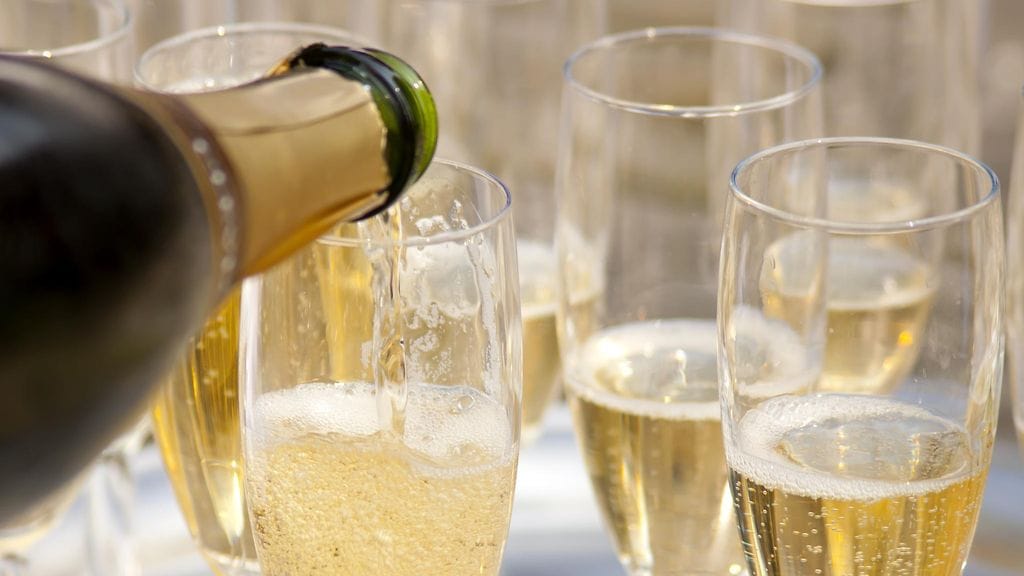 Kuohuviini imeytyy vereen muita alkoholijuomia nopeammin.