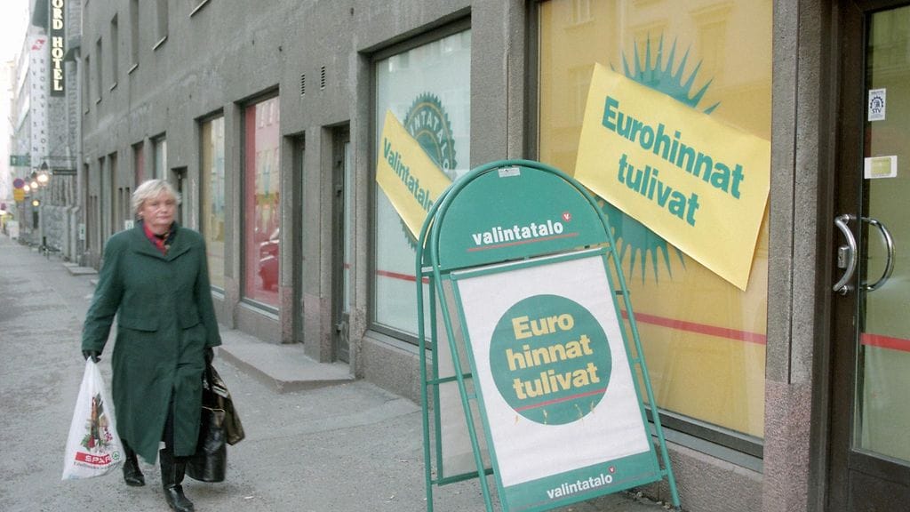 Eurohinnat tulivat -mainoksia Valintatalon edessä ja ikkunoissa 4. tammikuuta 1995.