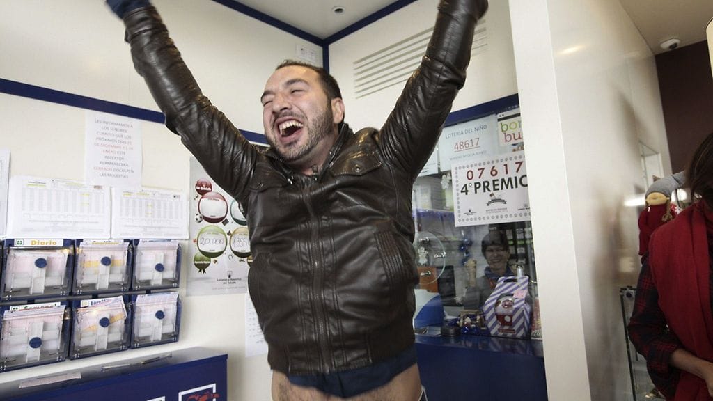 Espanjassa työtön kolmen lapsen isä Diego Vazquez riemuitsi, kun hänen lottonumeroonsa osui El Gordo-joululoton neljänneksi suurin palkinto. Neljännessä palkintokategoriassa päävoittona oli 200 000 euroa. Oikean numeron omaavat pelaajat voittivat tästä 20 000 - 200 000 euroa, riippuen siitä kuinka monta osuutta numerosarjan kymmenestä lipusta he olivat ostaneet. Vasques jakoi pääpotin yhdessä toisen pelaajan kanssa.