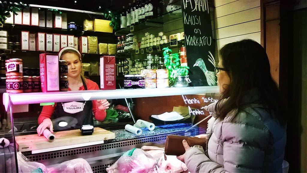 Lihakauppias Anna Härön mukaan luomukinkku on ollut tänä jouluna todella kysytty.