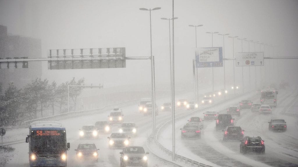 Jouluaaton liikennettä Itäväylällä Helsingissä 24. joulukuuta 2014.