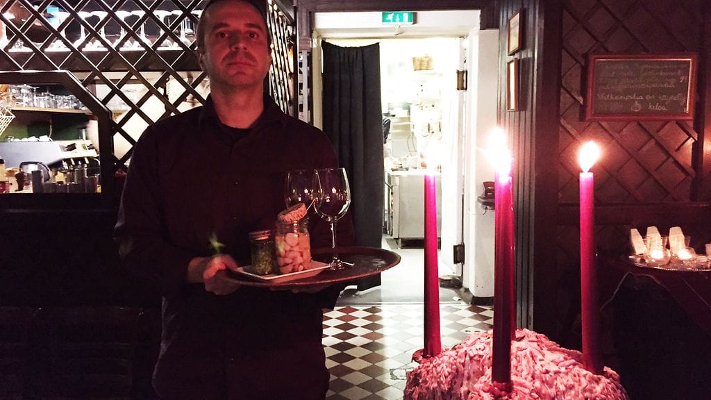 Vuoden jokaisena päivänä 27 vuotta auki ollut Ravintola Kynsilaukka sulkee ovensa vuoden alussa, kertoo ravintolapäällikkö J.Rasmus Berg.