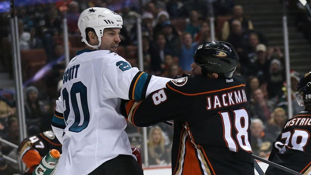 Tästä tilanteesta on kyse: John Scott iski Tim Jackmania nyrkillä.