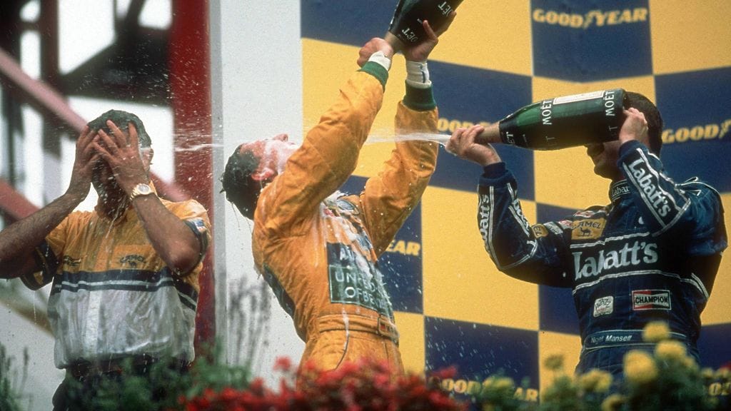 Uran avausvoitto tuli Belgiasta 1992. Nigel Mansell (oik.) yhtyy juhlaan.