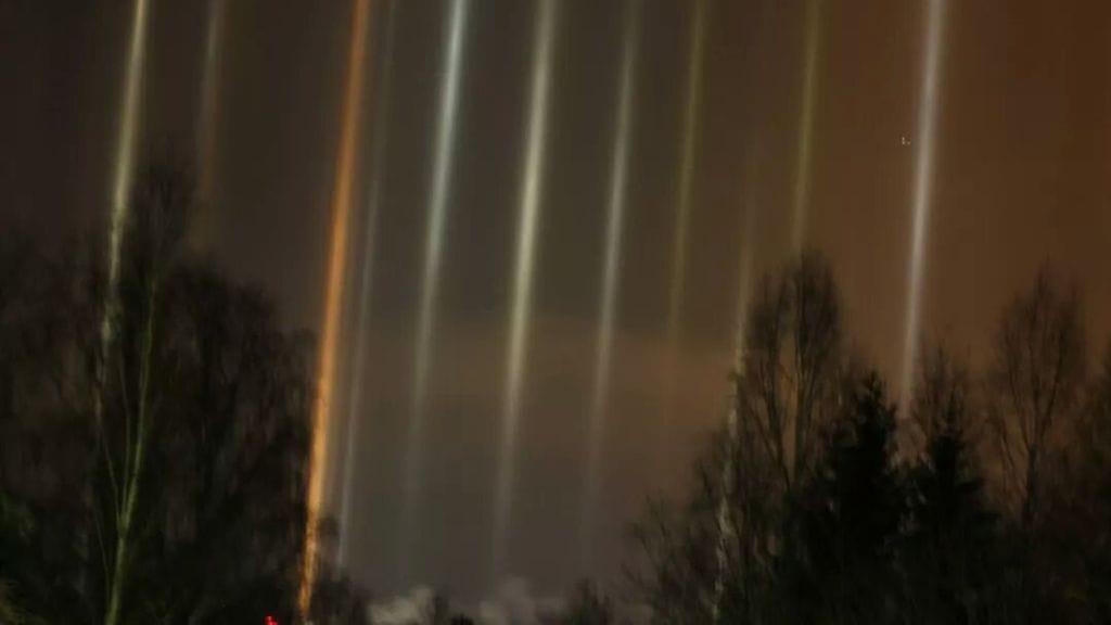 Keinovalopilareita Siuntion Pikkalassa 28. joulukuuta 2014. Lukijan kuva: Saila Pesola