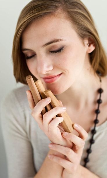 Nainen haistelee vaniljatankoja