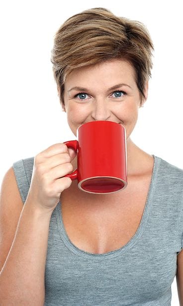 Nainen juo kahvia
