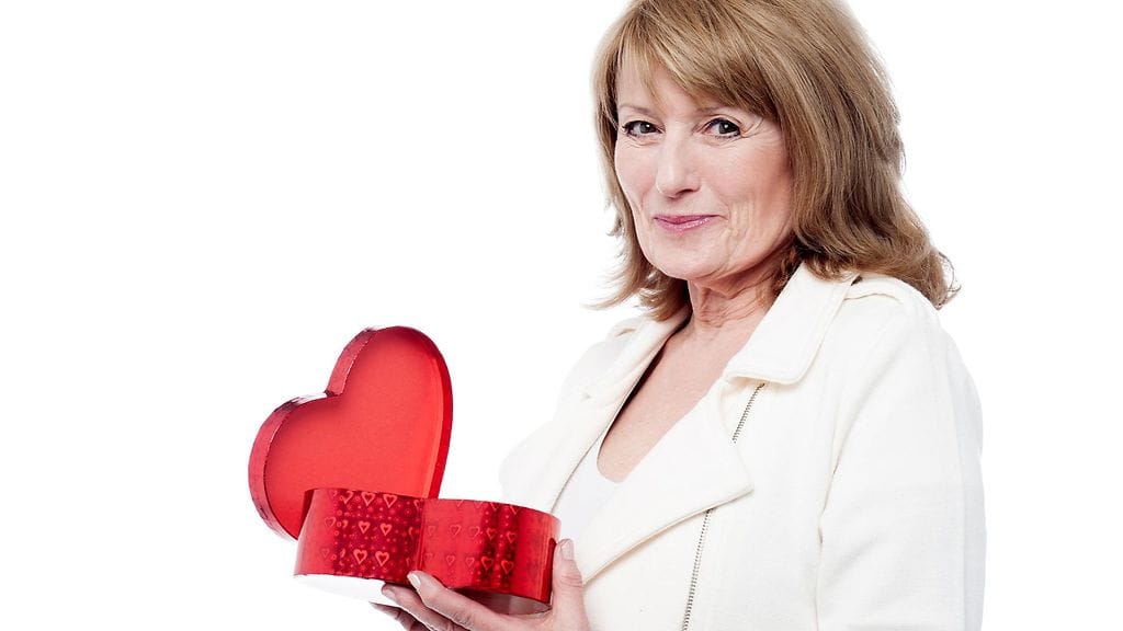 Nainen avaa sydänrasian