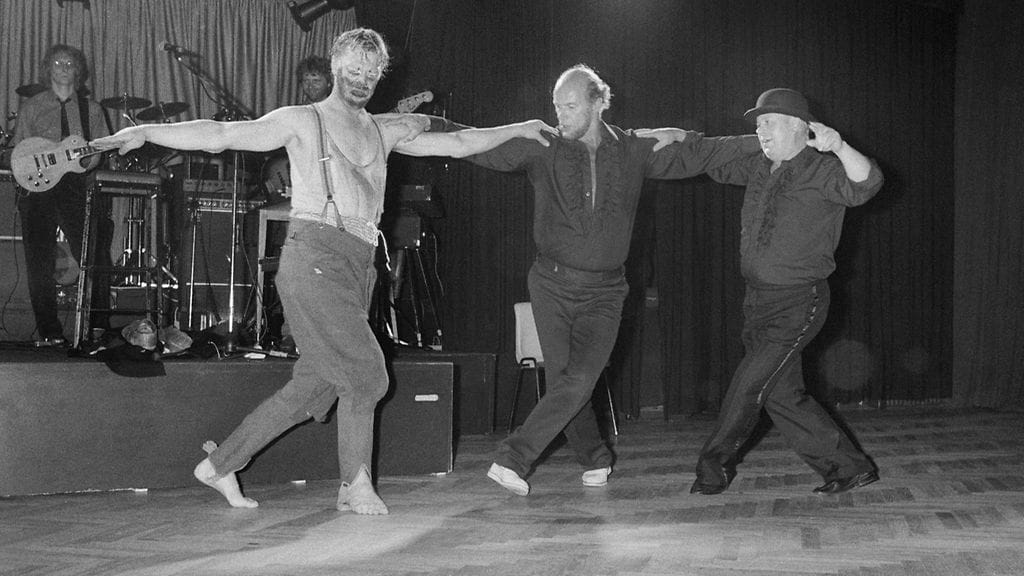 Vesa-Matti "Vesku" Loiri (vas), Pertti "Spede" Pasanen ja Simo Salminen esiintyvät ravintola-showssa Helsingin Kaivohuoneella 24. elokuuta 1982.