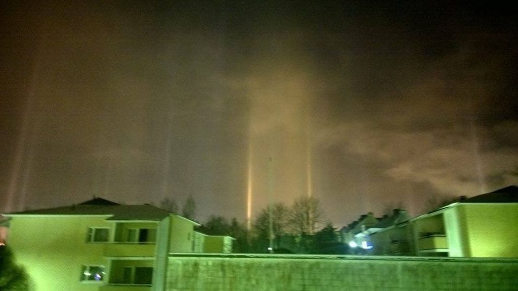 Keinovalopilareita Turun keskustassa 29. joulukuuta 2014. Lukijan kuva: Päivi Rautio-Pahta