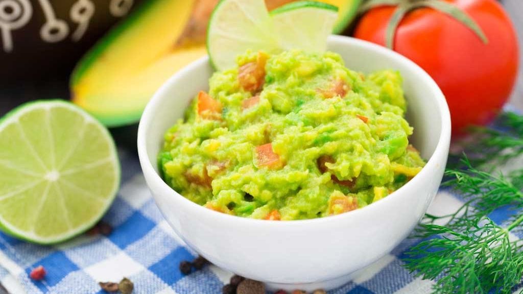 Guacamole kannattaa valmistaa kotona aidoista avokadoista.