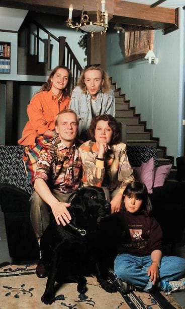 Ruusun aika -sarjan näyttelijät. Paavo Westerberg kuvassa ylärivissä oikealla.